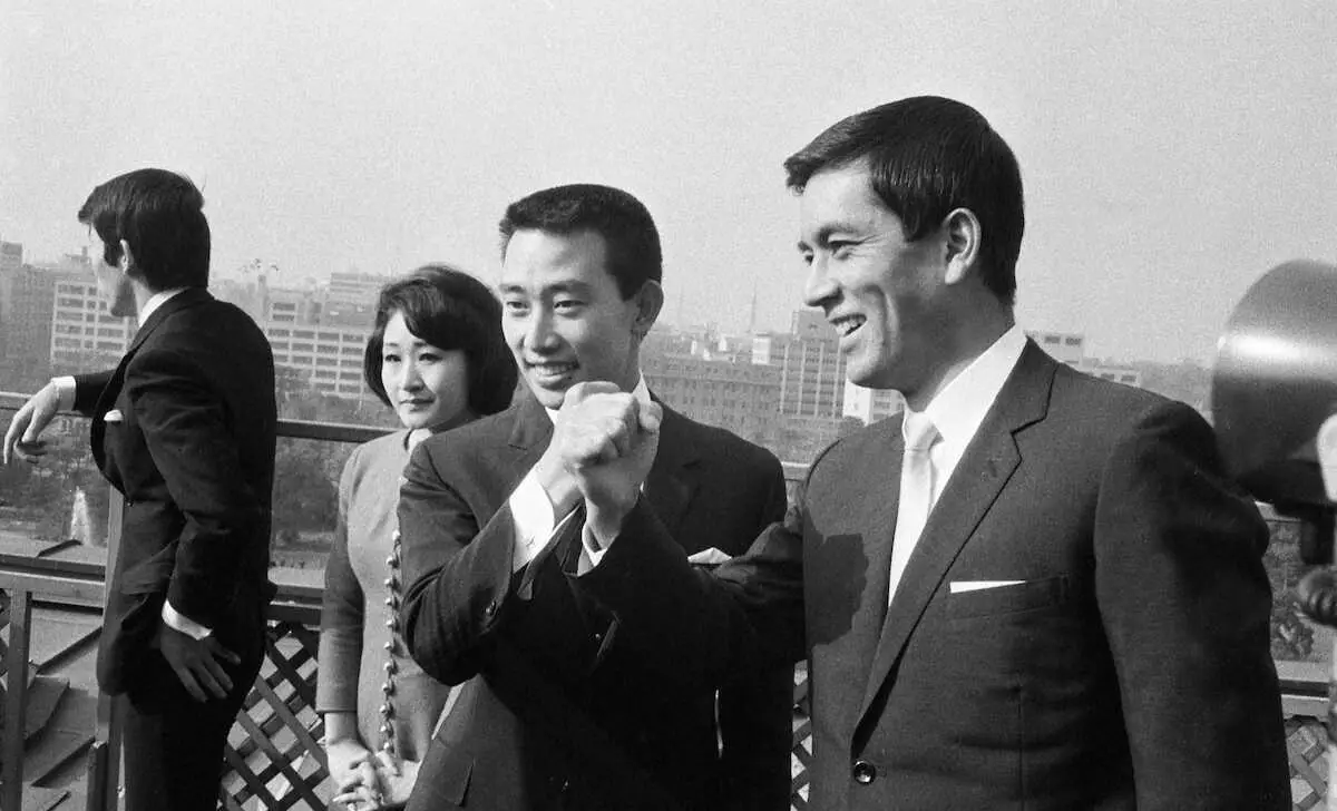 【画像・写真】＜レコード大賞＞　「霧氷」　で受賞　最後まで争った「君といつまでも」の加山雄三とスナップ撮影　（1966年撮影）