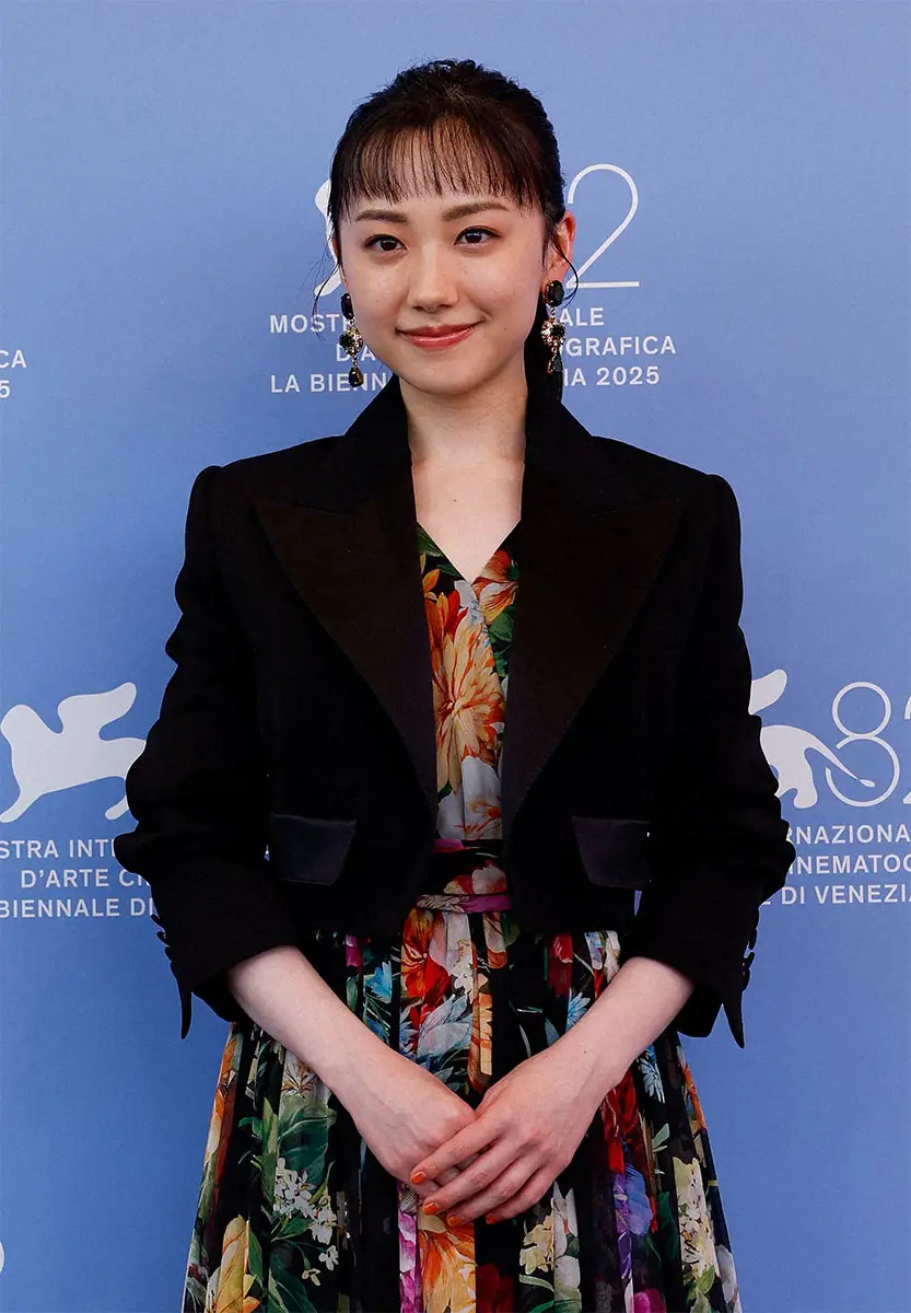 【画像・写真】芦田愛菜　ベネチア国際映画祭に参加中の姿が話題　シック＆ワンショルドレス姿に「めっちゃ綺麗」などの声