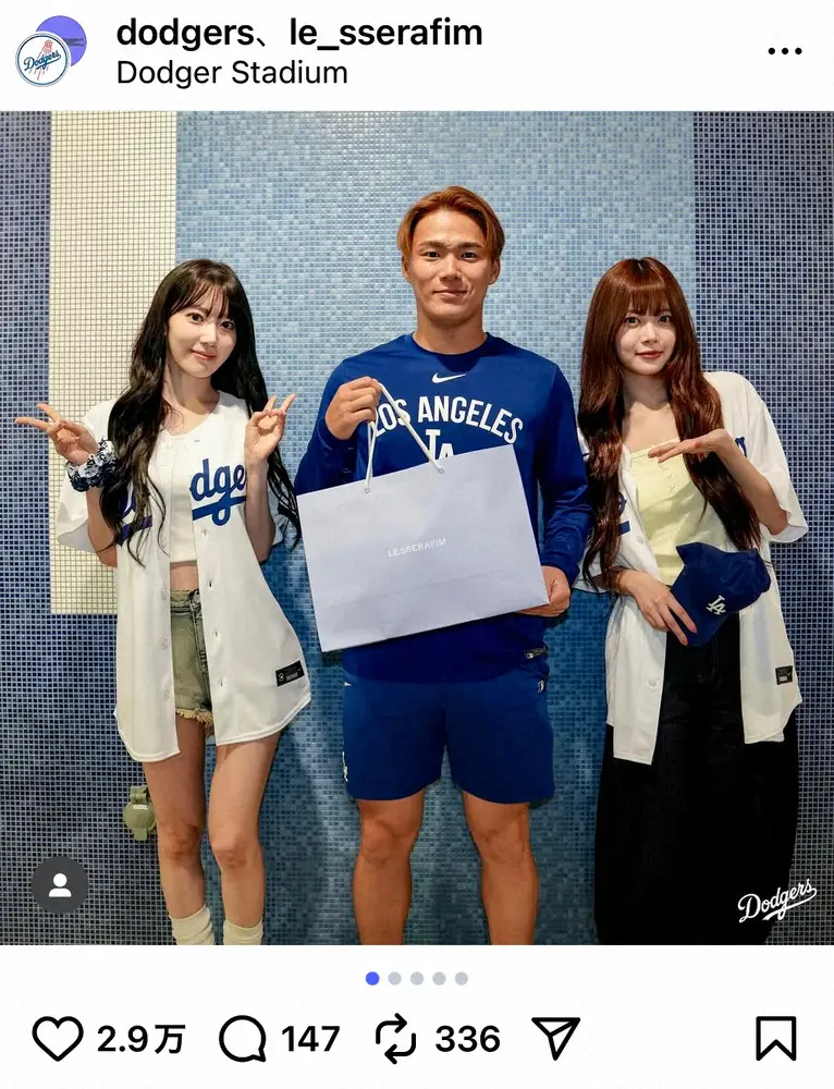 【画像・写真】山本由伸が美女2人と“夢の3ショット”「ニヤけてるやん」「コラボ嬉しい」韓国5人組グループ球場来訪