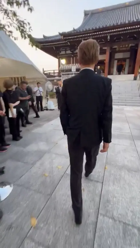 【画像・写真】橋幸夫さん通夜に参列の“そっくり”芸人、片手ポケットで歩く姿が物議「失礼にも程があるだろ」