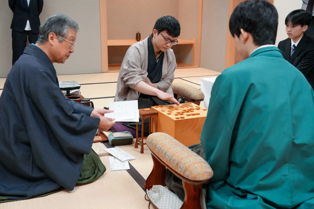 【画像・写真】永瀬九段　攻勢に　手裏剣の歩に角打ちからの成り　藤井王位から7番勝負初の3勝目目指す