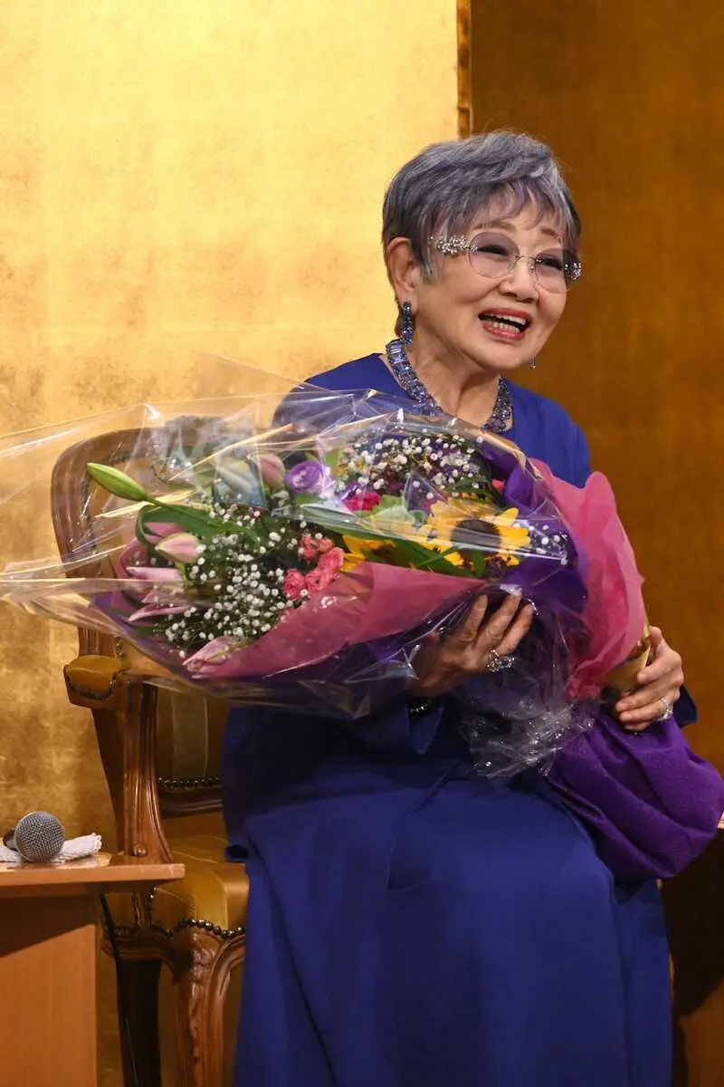 【画像・写真】泉ピン子　78歳の誕生日サプライズに感激　大きな花束受け取り「たまに68かなと思っちゃったり」