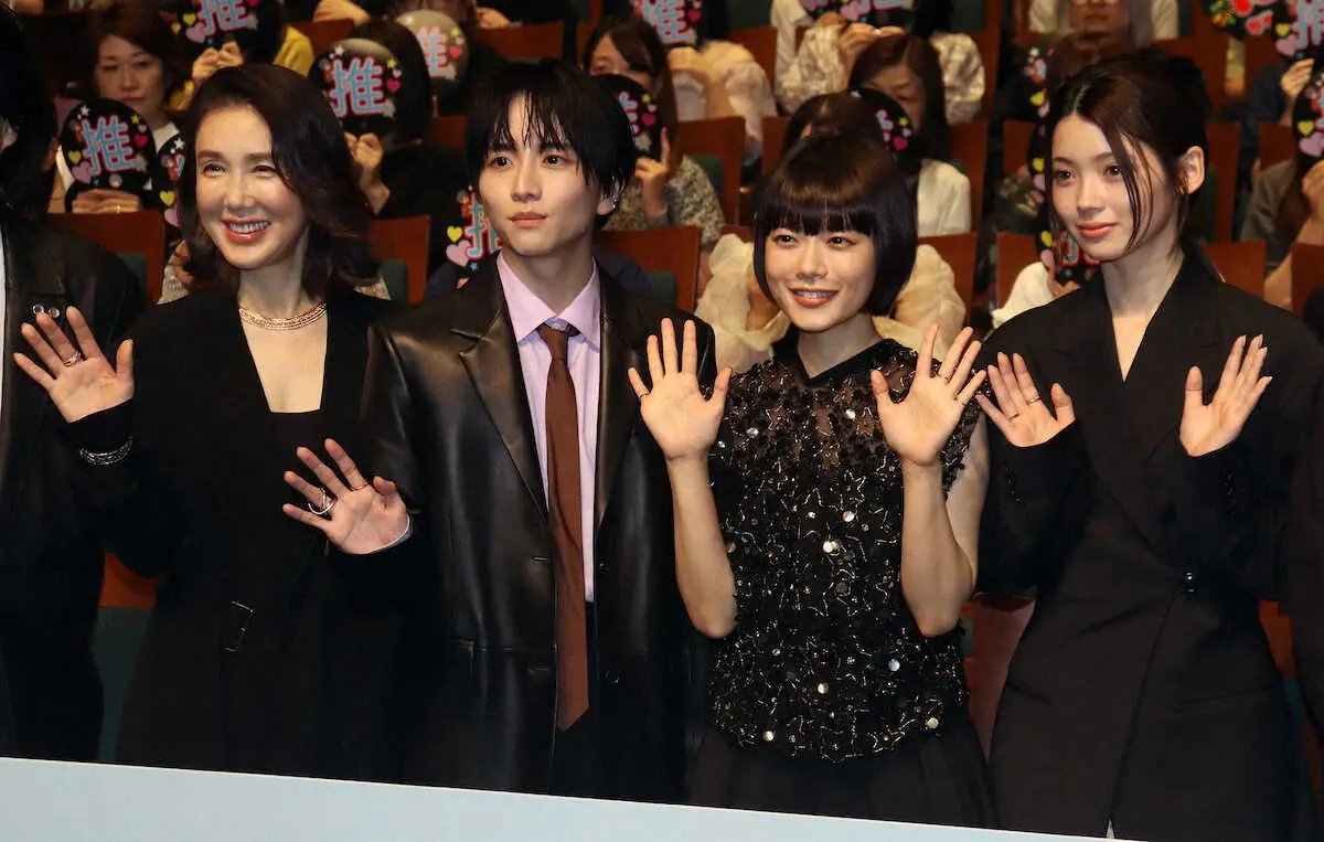 【画像・写真】映画「ミーツ・ザ・ワールド」の完成披露上映会に出席した（左から）筒井真理子、板垣李光人、杉咲花、南琴奈