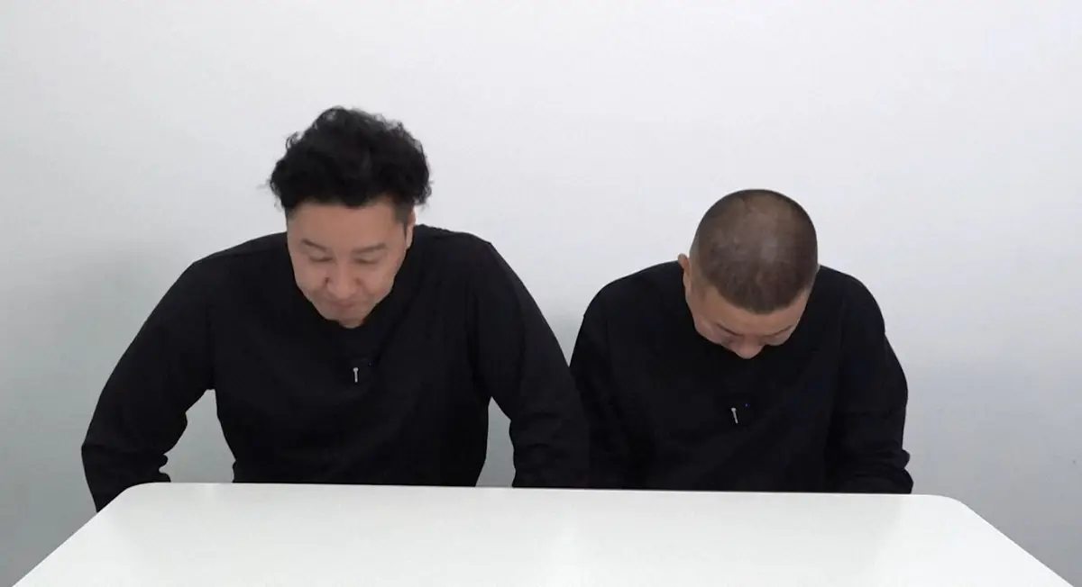 【画像・写真】動画内で頭を下げるチョコレートプラネットの松尾駿（右）と長田庄平（チョコレートプラネットの公式YouTubeチャンネルから）