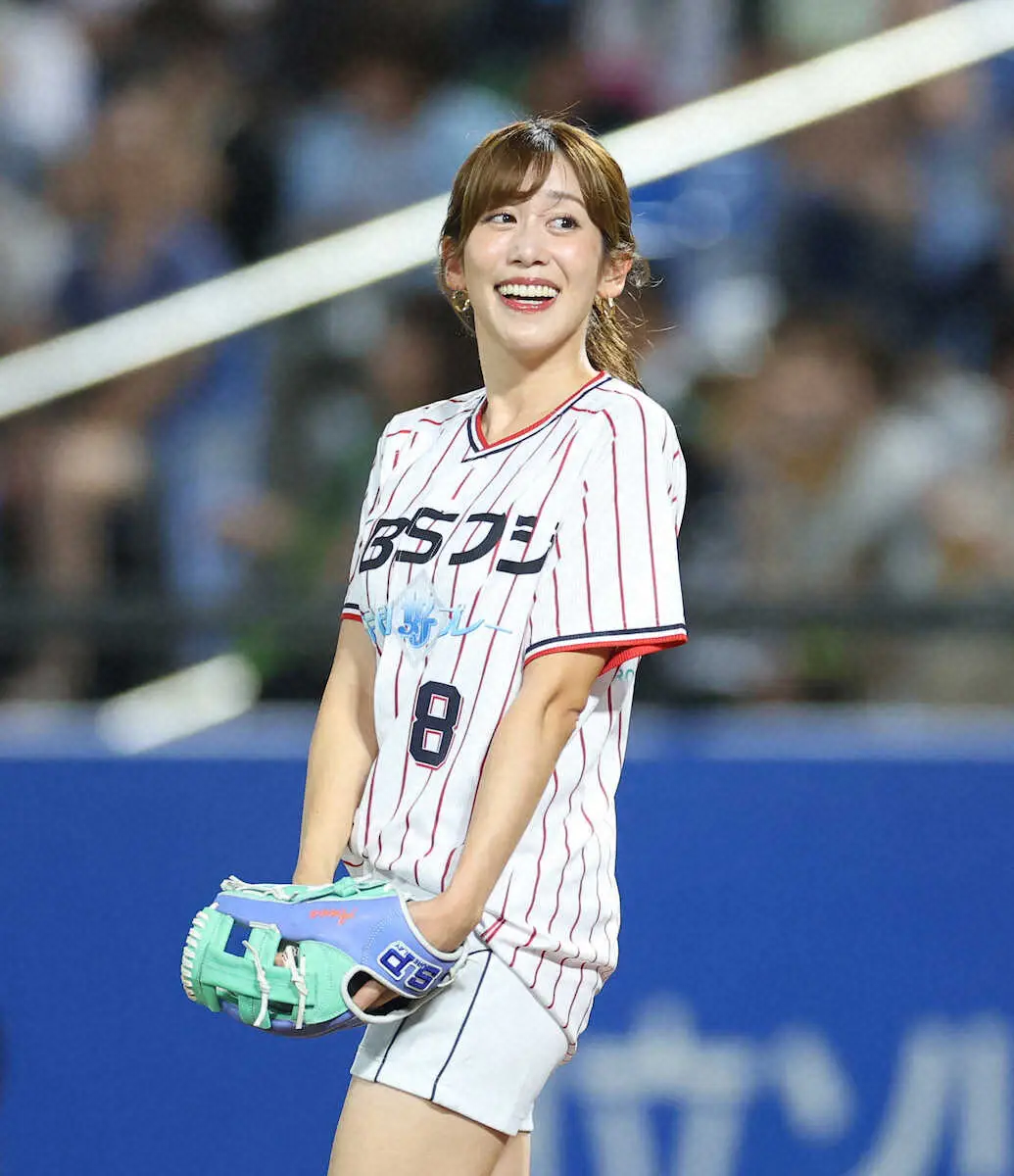 【画像・写真】中川安奈アナ　美脚全開マウンドに神宮大歓声　ポニテ×白ショーパンで魅了もツーバンに「50点」