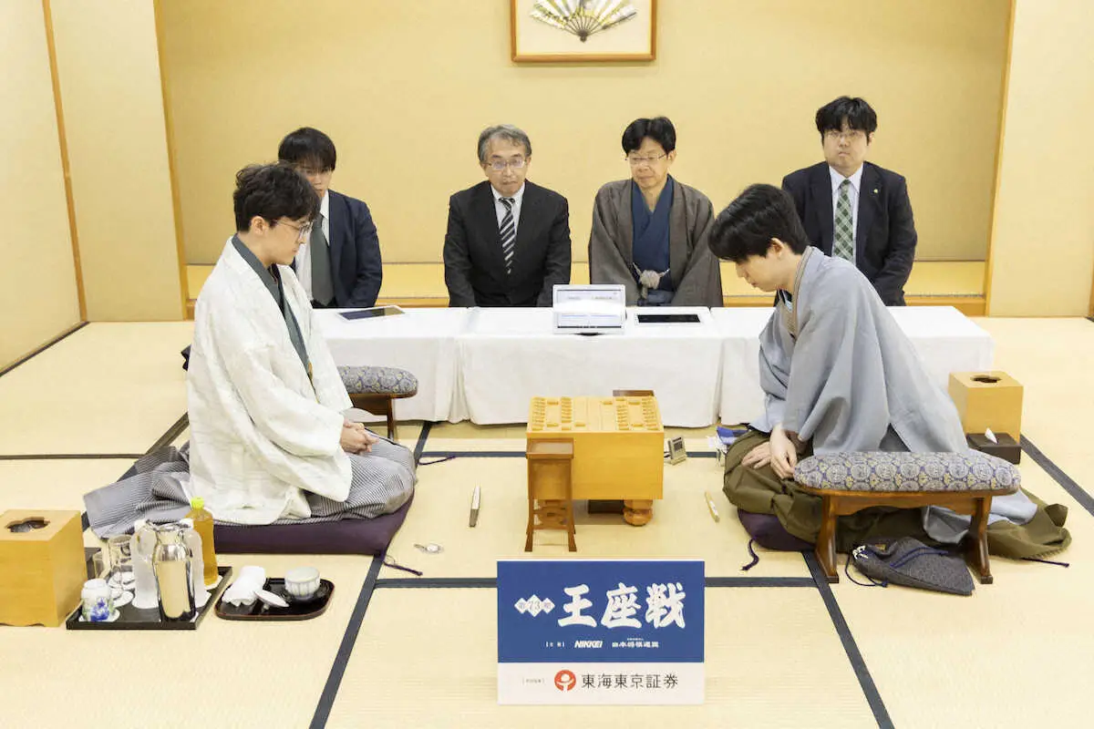 【画像・写真】藤井聡太王座　開始1時間足らずで成桂の乱戦　伊藤叡王は6手目端歩突きに端角　第2局は角換わり