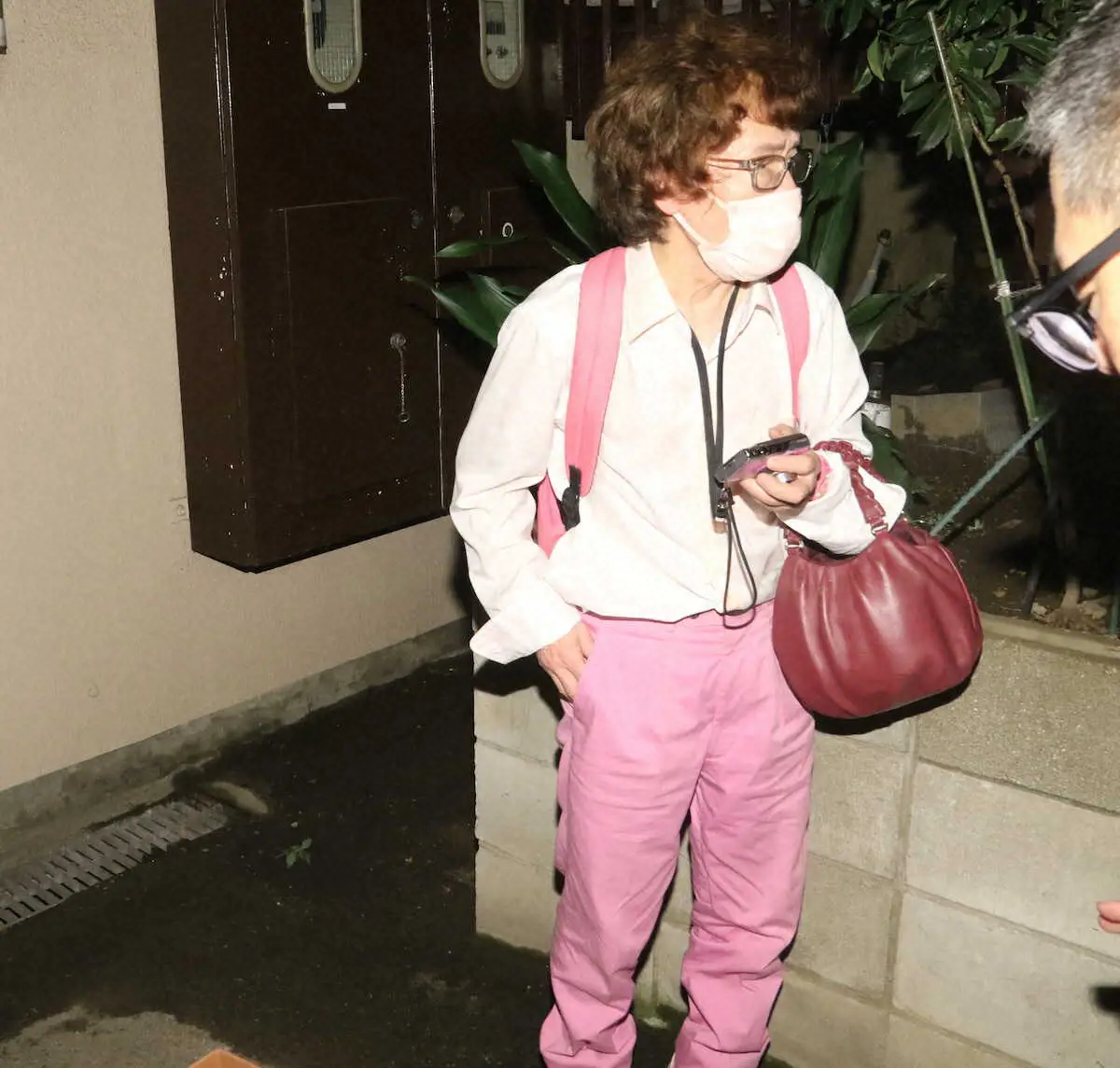 【画像・写真】自宅に戻り、報道陣に対応する林家ぺー