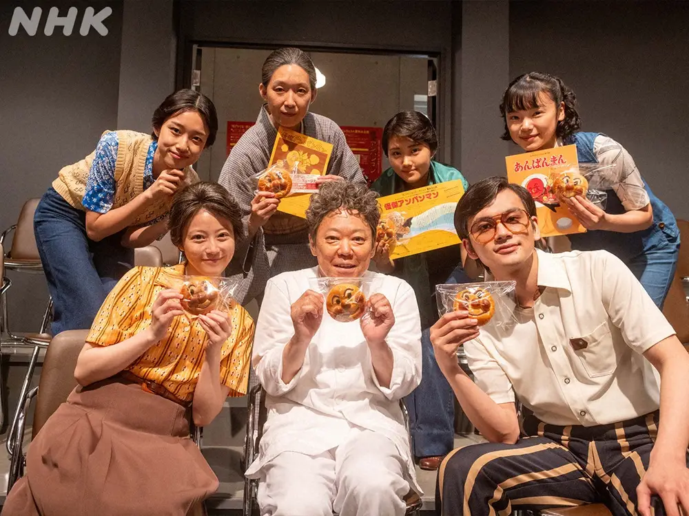 【画像・写真】連続テレビ小説「あんぱん」第125話。「アンパンマン」の顔をしたあんぱんを手にした屋村草吉役・阿部サダヲらのオフショット…番組公式X（@asadora_nhk）から