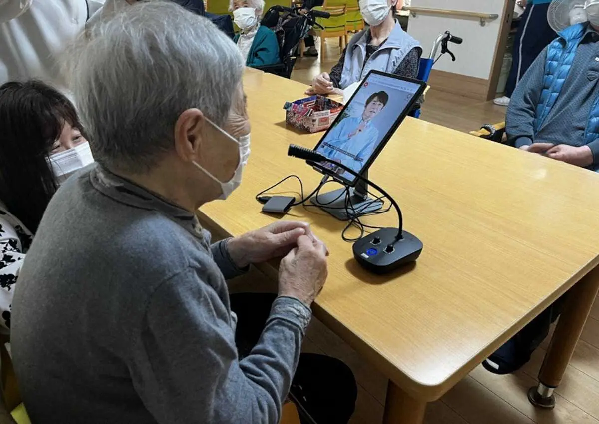 【画像・写真】「AI野々村真」が介護現場で大人気！楽しくおしゃべりで認知機能低下防止　母親世代に親しみ