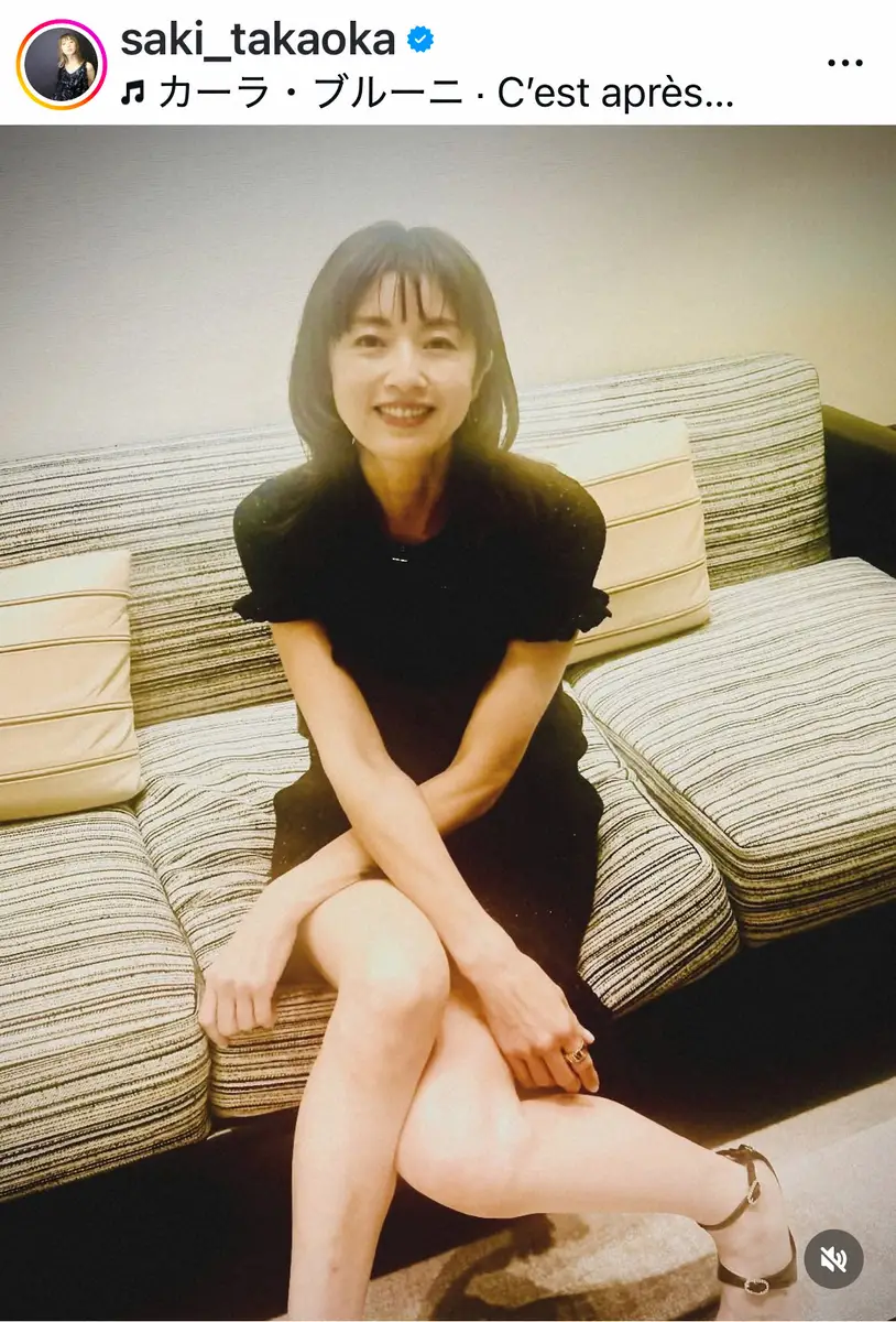 【画像・写真】高岡早紀　ミニワンピ＆サンダル姿公開に「かわいすぎる」「若い時のお写真かと」「脚が長い！！」