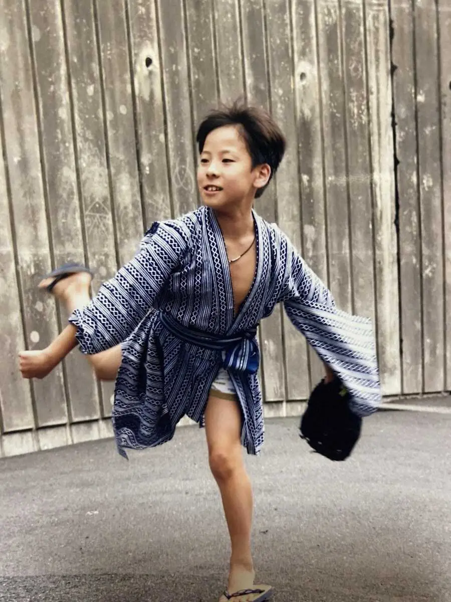 【画像・写真】浴衣姿でキャッチボールをする幼少期の中村鶴松（本人提供）