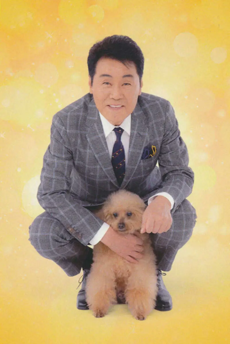【画像・写真】元気だったころの愛犬と笑顔を見せる五木ひろし