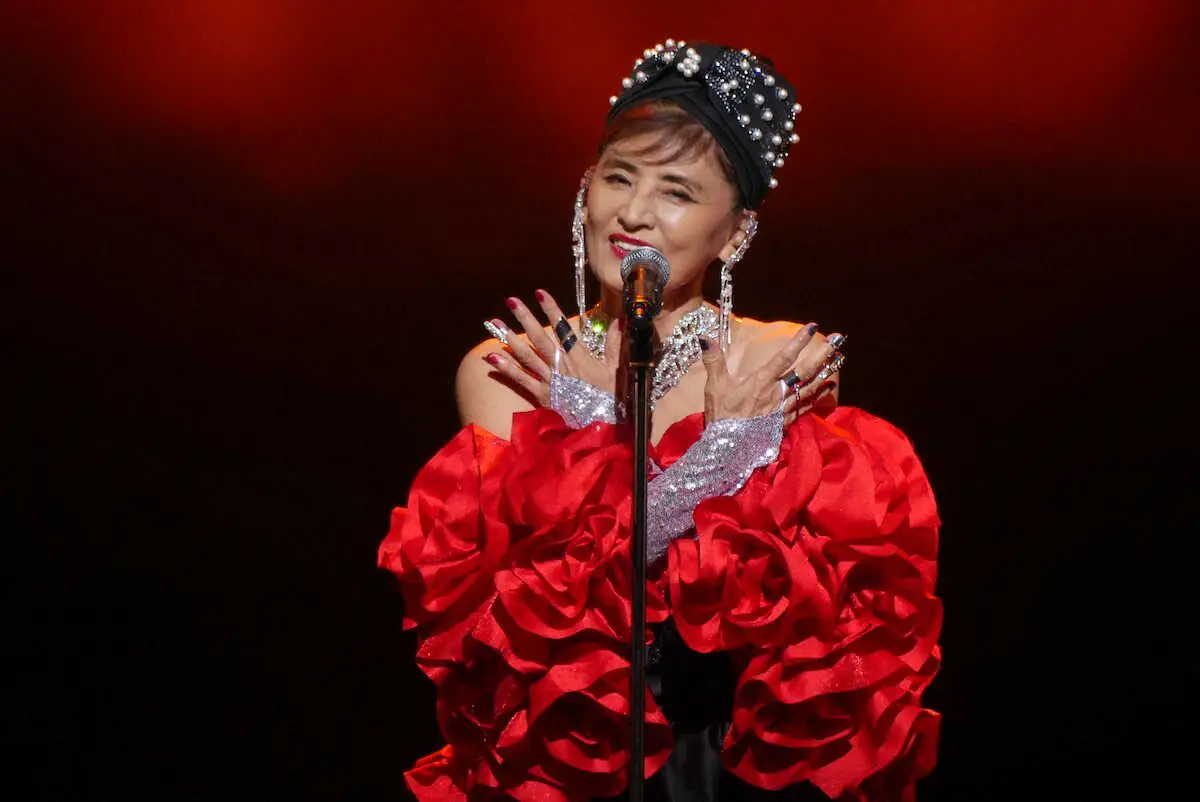 【画像・写真】志穂美悦子、長渕と別居報道後初ライブ　「人生谷も谷も谷底もある」に観客が拍手でエール