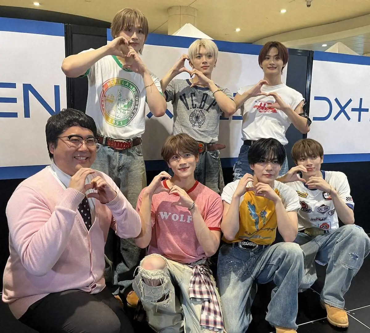 【画像・写真】ポーズを決める（前列左から）村上、大久保波留、谷口太一、福田歩汰（後列同）田中笑太郎、平本健、寺尾香信