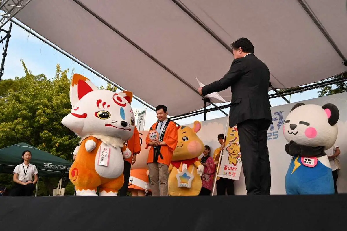 【画像・写真】刀剣乱舞宣伝隊長「おっきい　こんのすけ」　ゆるキャラの頂点に