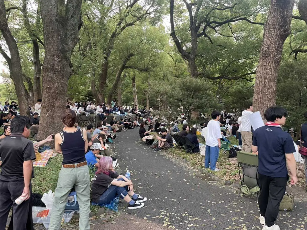 【画像・写真】エレファントカシマシの公演の音漏れを楽しむファン