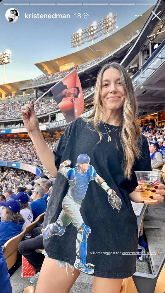 【画像・写真】エドマン＆スミス夫人らがおそろいの選手プリントTシャツで観戦！手には先発・スネルの旗