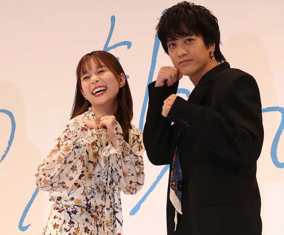 【画像・写真】登壇しポーズをとる芳根京子(左)と髙橋海人（撮影・西海健太郎）