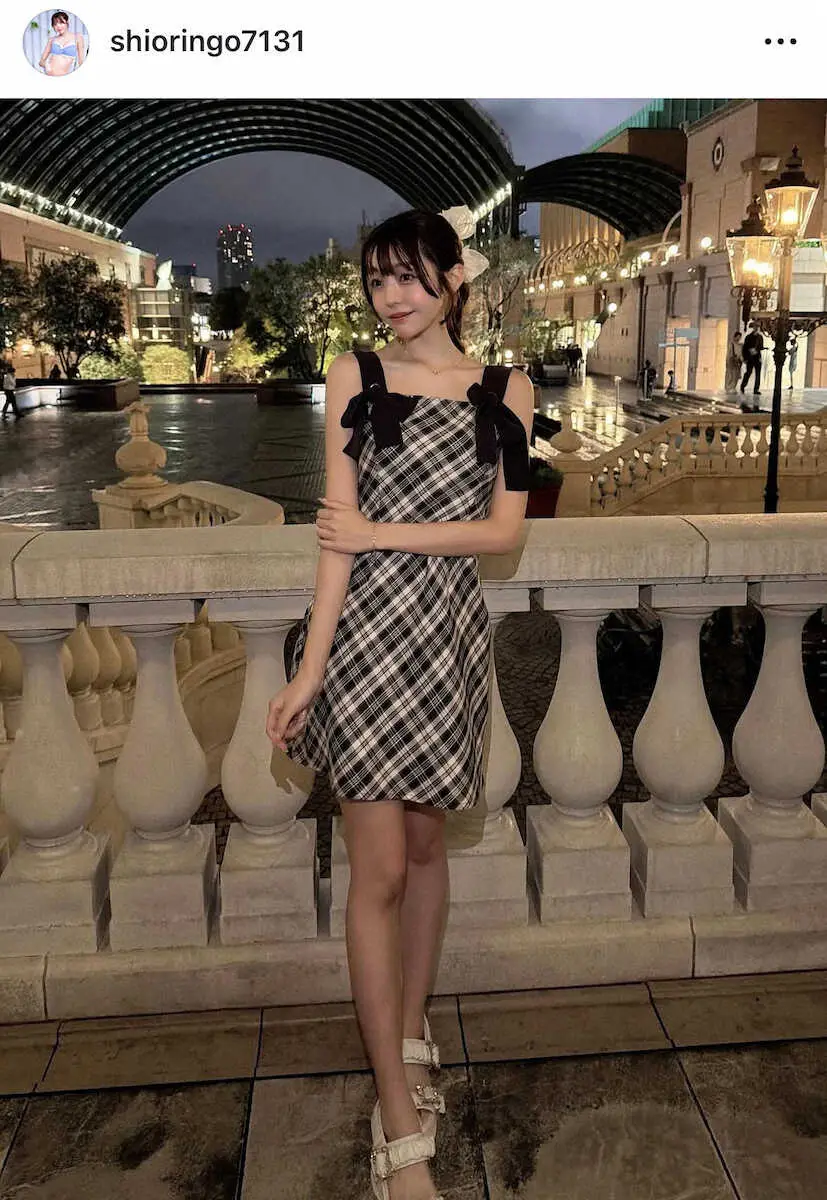 【画像・写真】“至宝の美脚プロダーツァー”「かなり露出」で美背中披露しファン絶賛「超綺麗」「かなりかわいい」