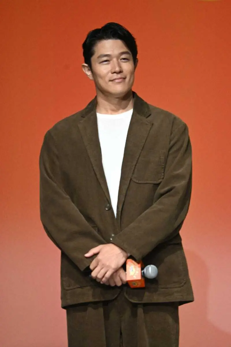 【画像・写真】鈴木亮平　「うれしかった」CM共演で大人気グループの関係性をのぞき見？「直前まで涼架君が…」
