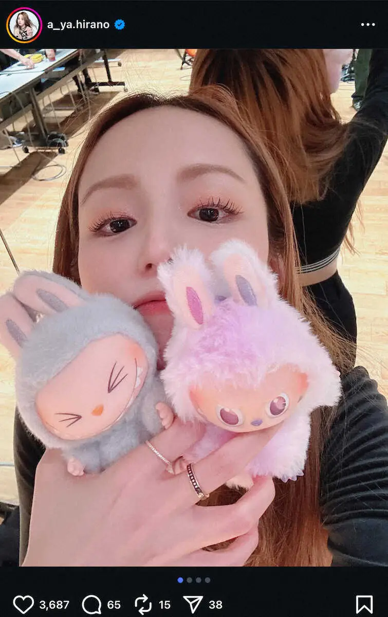 【画像・写真】平野綾「誕プレありがとぶぅ」　初ラブブと自撮りショット！「とても可愛い」「素敵な笑顔」の声