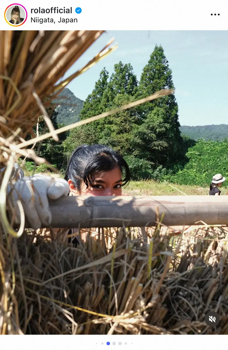 【画像・写真】ローラ　夢かなった!黒のタンクトップで清々しい初のお米収穫ショット　「人生で忘れられない経験に」