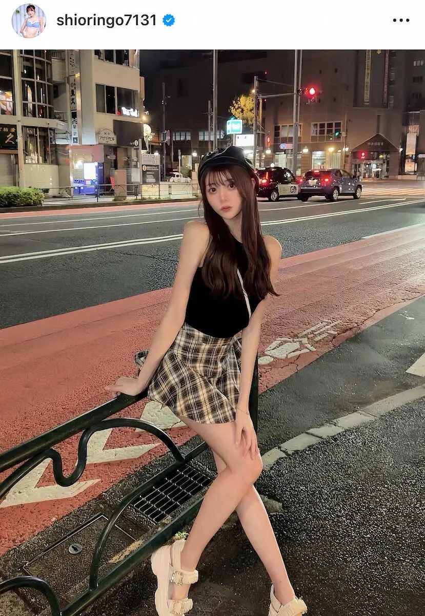 【画像・写真】“至宝の美脚プロダーツァー”「ミニしか勝たん」　寒くてもノースリーブニット＆ミニスカコーデで笑顔