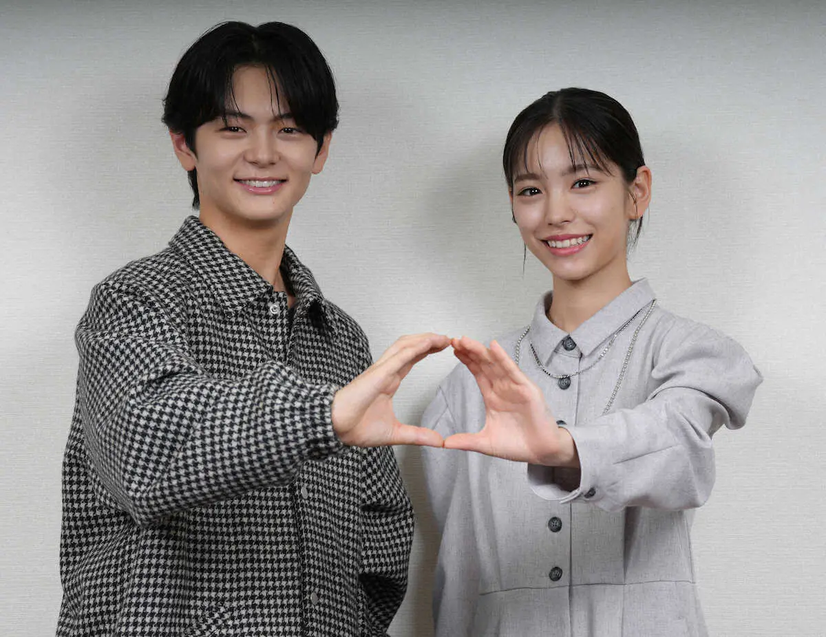 【画像・写真】映画にちなみ手で満月を作る齋藤潤（左）と當真あみ（撮影・沢田　明徳）