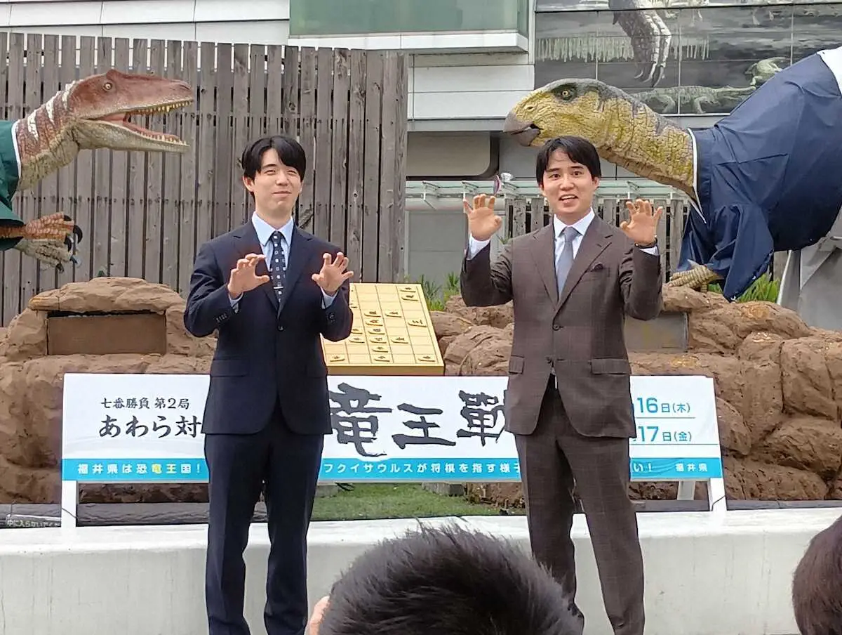 【画像・写真】藤井竜王　敗れた前期の図面に「完敗だった」と苦笑い　佐々木八段と福井市で会見