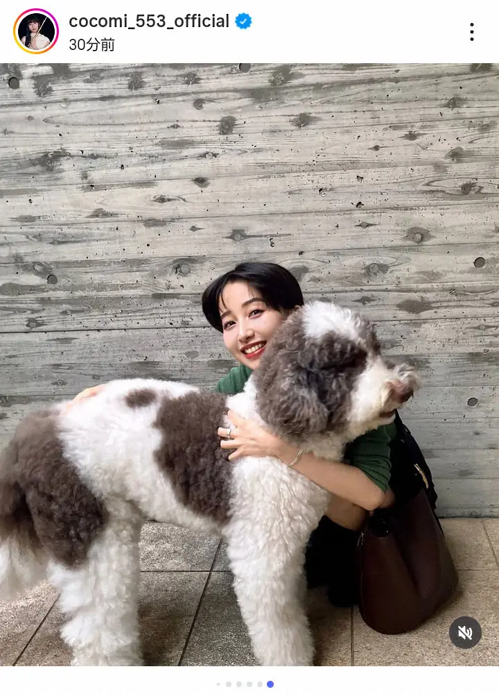 【画像・写真】Cocomi「カメラマンは、ばばちゃんです」　愛犬お出迎えの自宅ショットで超ミニの美脚チラリ