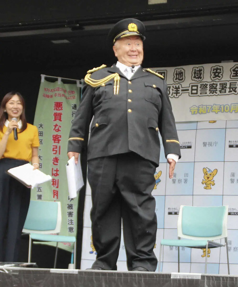 【画像・写真】警視庁蒲田署の一日署長に就任し、啓発イベントで特殊詐欺被害の防止を訴える松村邦洋
