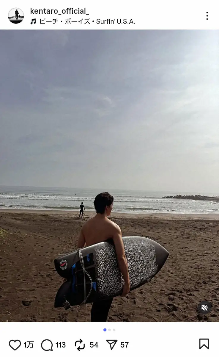 【画像・写真】伊藤健太郎　「海は癒やされますね」サーフボード持つ後ろ姿にファン歓喜「眼福」「背中もステキ」