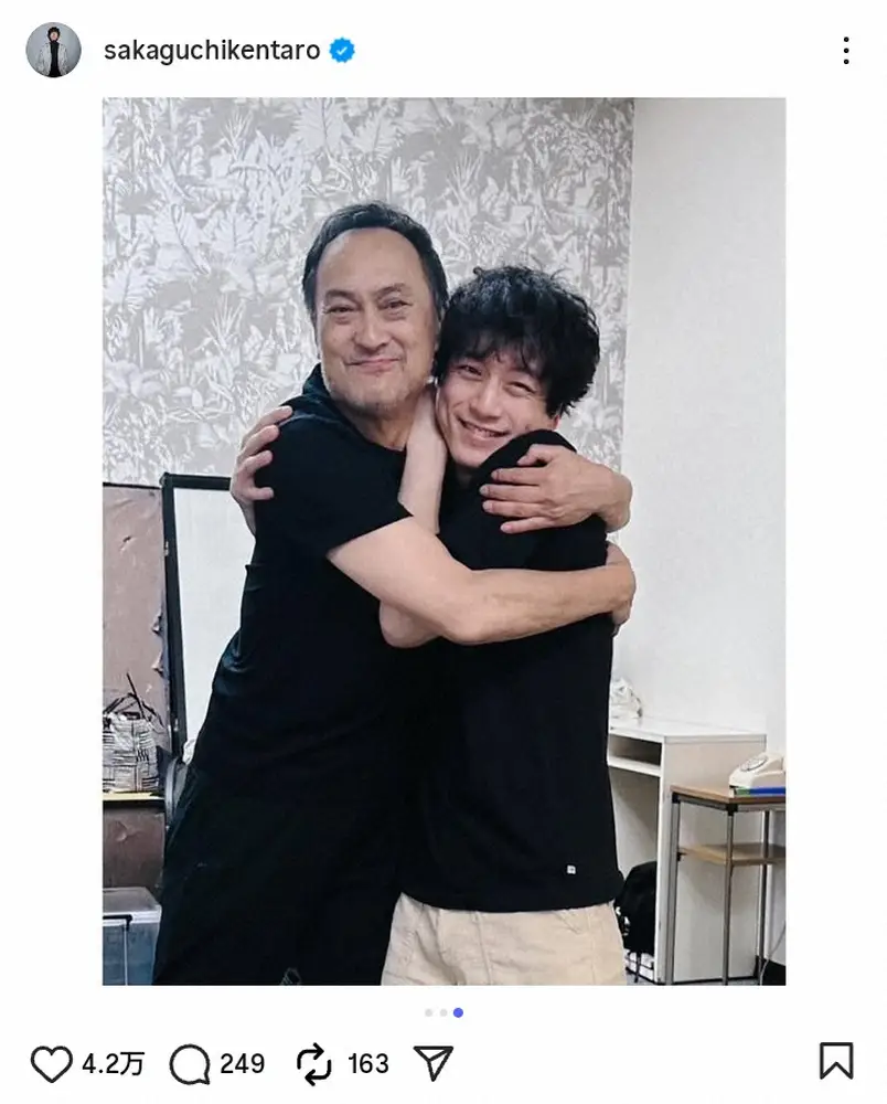 【画像・写真】坂口健太郎　大物俳優との激しすぎるハグショット投稿にファン「世界のWケン」「なんて可愛いの」