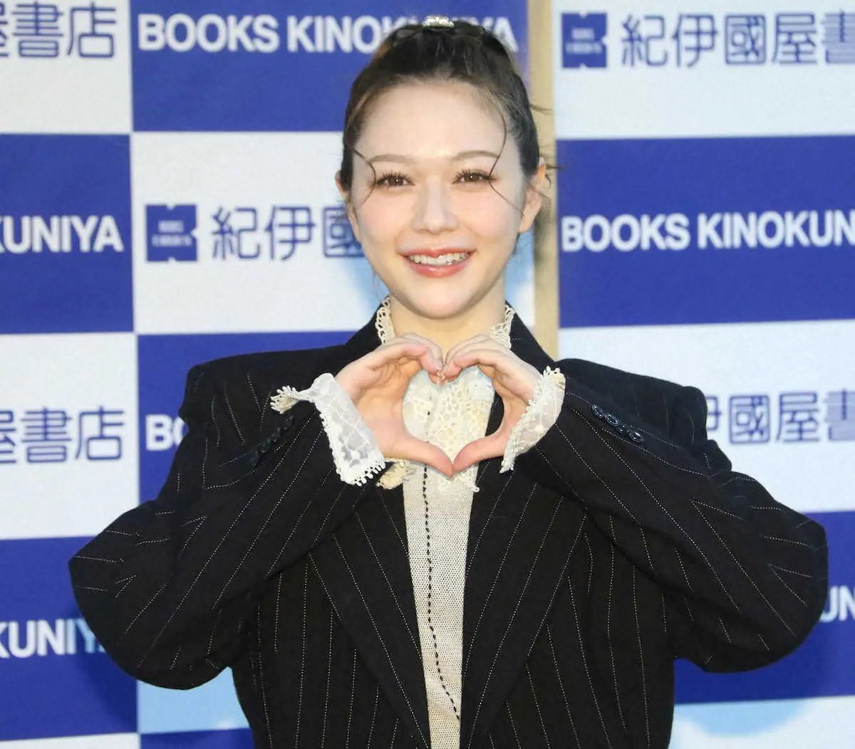 【画像・写真】村重杏奈　初表紙を自ら35冊購入！ギャル卒業宣言も「品を取り戻したい。来年は大人村重になりたい」