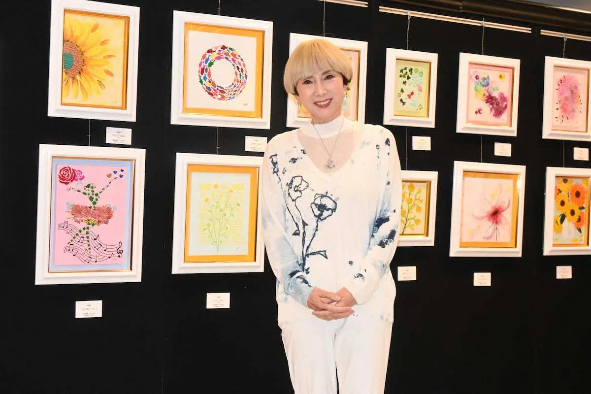 【画像・写真】秋野暢子　3年連続の個展開催　自宅の寝室アトリエに「絵ばっかり描いて」　初孫誕生に喜び「可愛いです」