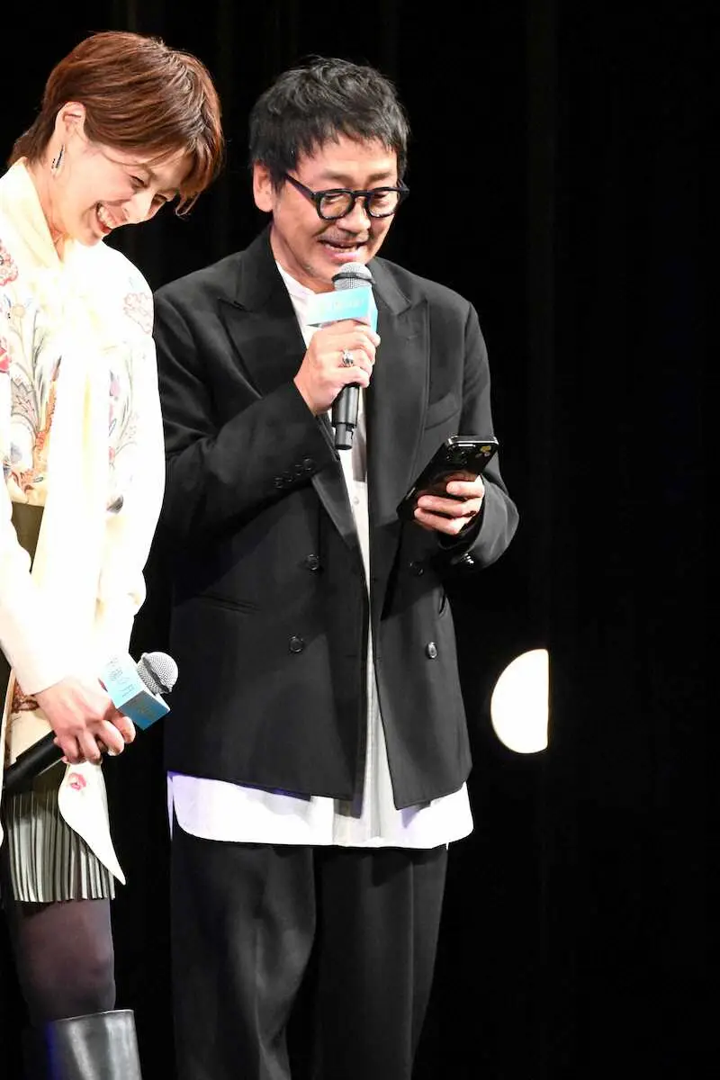 【画像・写真】大森南朋　舞台あいさつ中にスマホ取り出し会場大盛り上がり「困ったなと思って…」　堺雅人ツッコミ