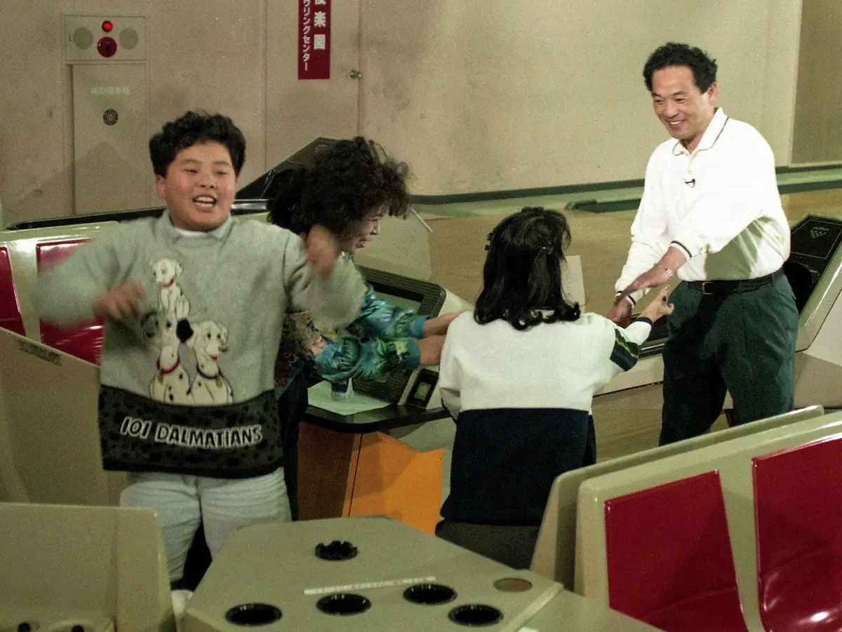 【画像・写真】テレビ収録のボウリングで信子夫人が見守る中、豪快なストライクを披露した落合氏。長男・福嗣君も大喜び