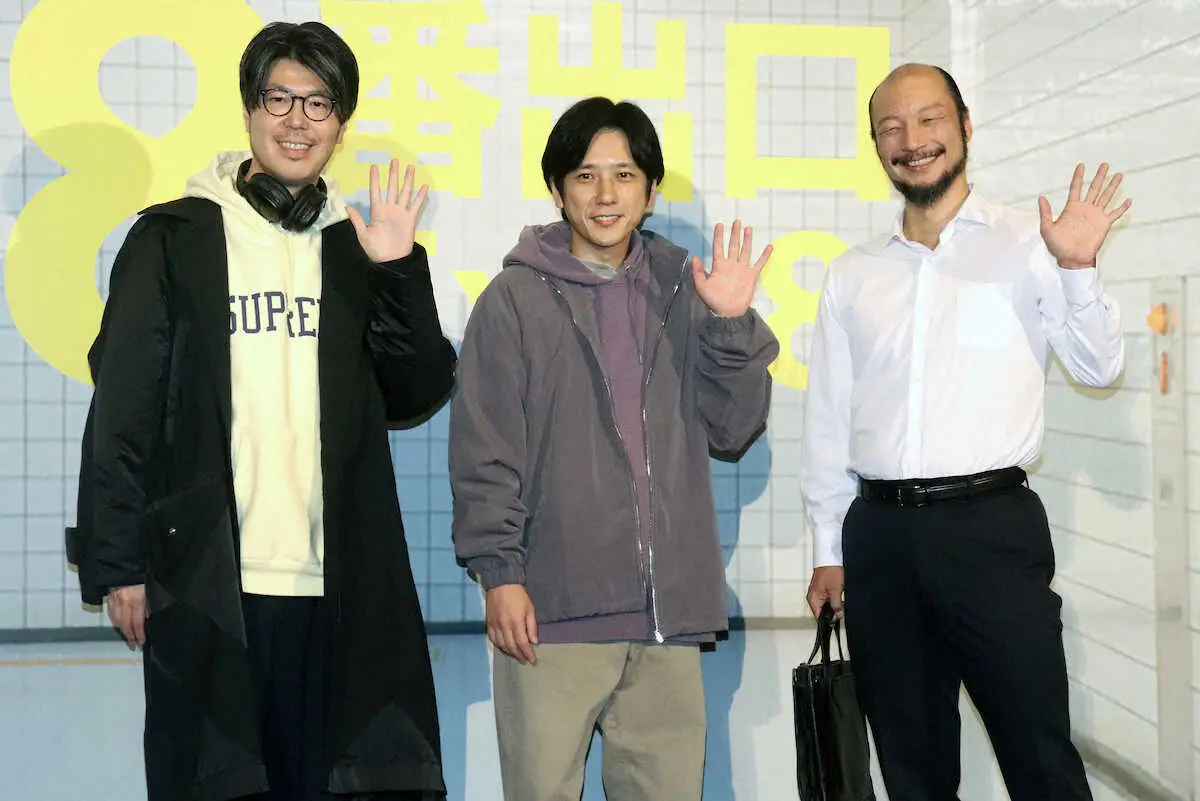 【画像・写真】映画「8番出口」の興収50億円突破を記念して舞台あいさつを行った（左から）川村元気監督、二宮和也、河内大和