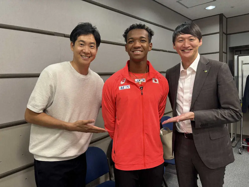 【画像・写真】石井大裕アナ（左）と村竹ラシッド選手（中央）。右は中継の解説を務めた高平慎士氏　