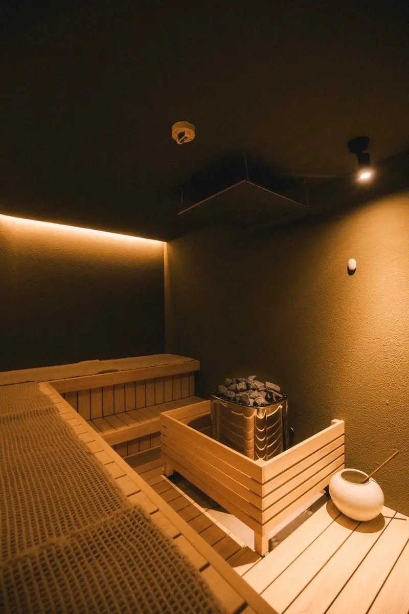 【画像・写真】落ち着いた雰囲気の高温多湿サウナ