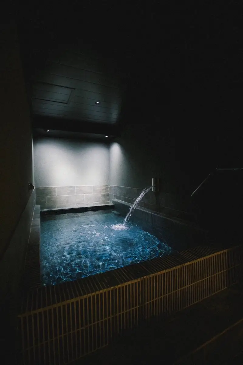 【画像・写真】水面がブルーに輝く水風呂