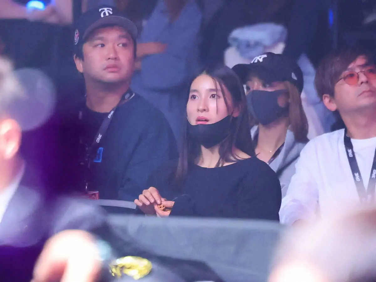 【画像・写真】「現実世界で美しすぎる！」「格闘技好きなの！？」　ONE日本大会に大物女優来場！ネット驚きの声続出