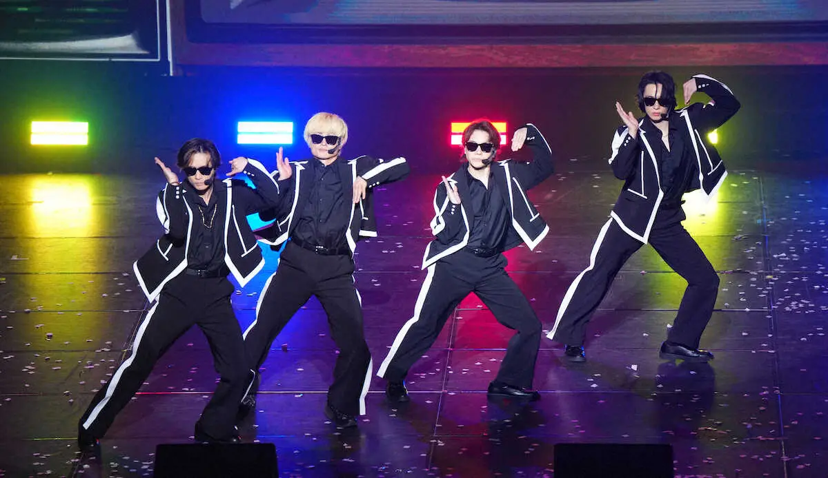 【画像・写真】＜A.B.C－Z　Concert　Tour　2025　CRAZY　ROMANTIC！＞熱唱するA.B.C－Z（左から）橋本良亮、塚田僚一、五関晃一、戸塚祥太（撮影・大城　有生希）