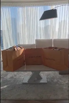 【画像・写真】与沢翼氏“婚活用の服”を爆買い！衝撃の購入金額明かすも「あとは俺がやせてさえいれば…」