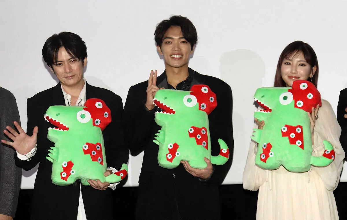 【画像・写真】映画「初恋芸人」のプレミア試写会に出席した（左から）佐藤アツヒロ、原嘉孝、沢口愛華