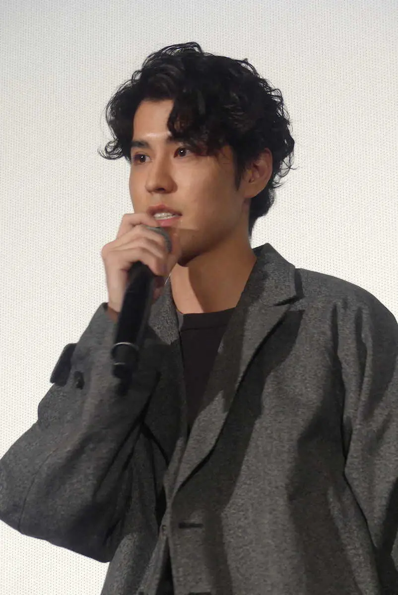 【画像・写真】寛一郎　最新映画舞台あいさつ　共演者との距離を縮めたのは「固い肉じゃが」