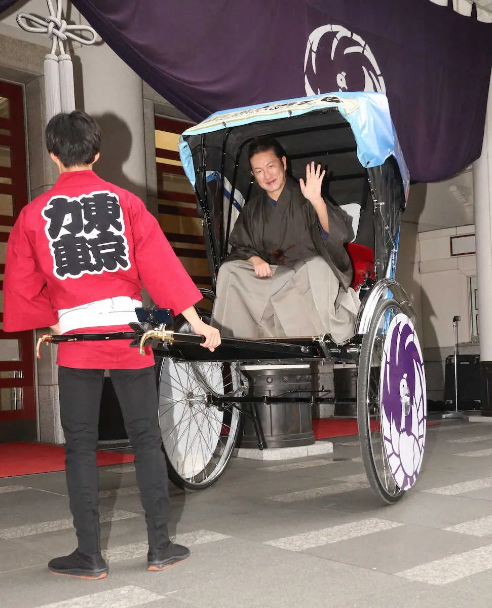 【画像・写真】中村獅童　人力車で超歌舞伎をアピール　10周年の初音ミクとは「あうんの呼吸」