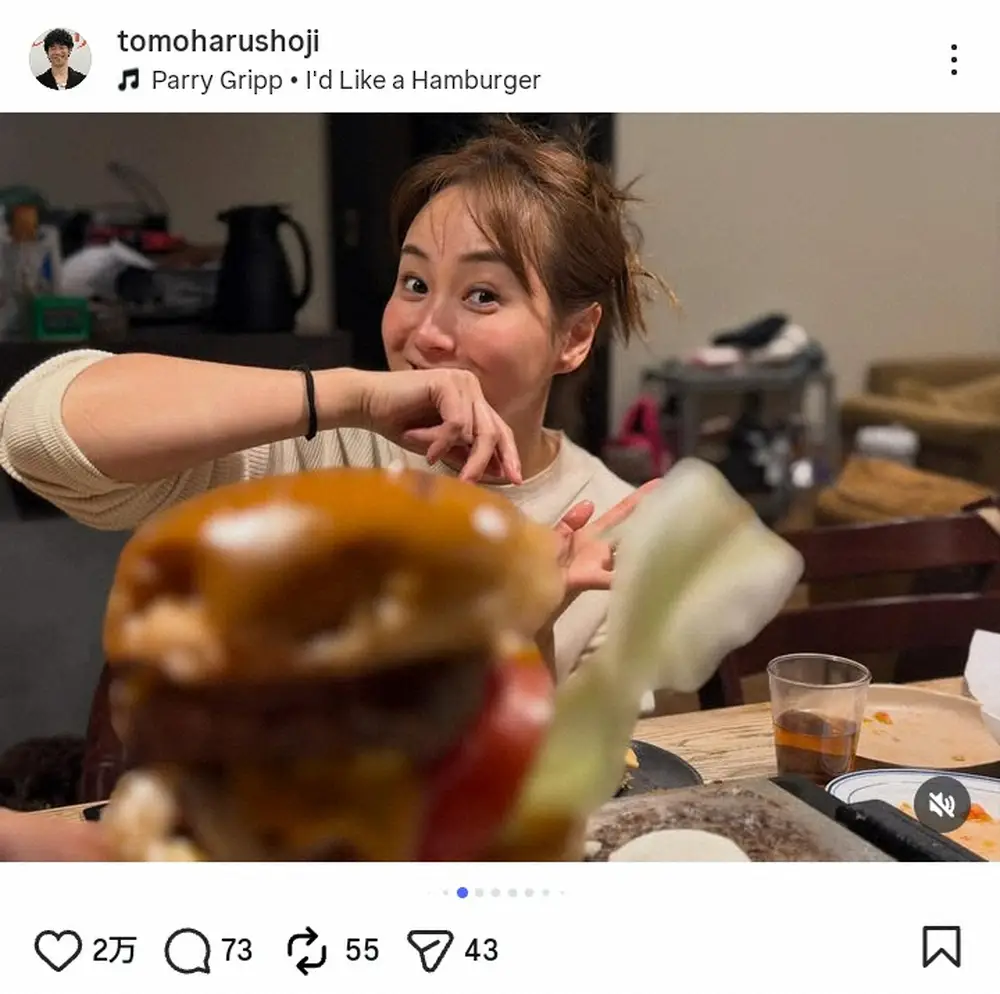 【画像・写真】庄司智春「美味しい顔は美しい」ハンバーガー頬張る妻の姿に「幸せ家族万歳」「見てるこっちがニコニコ」