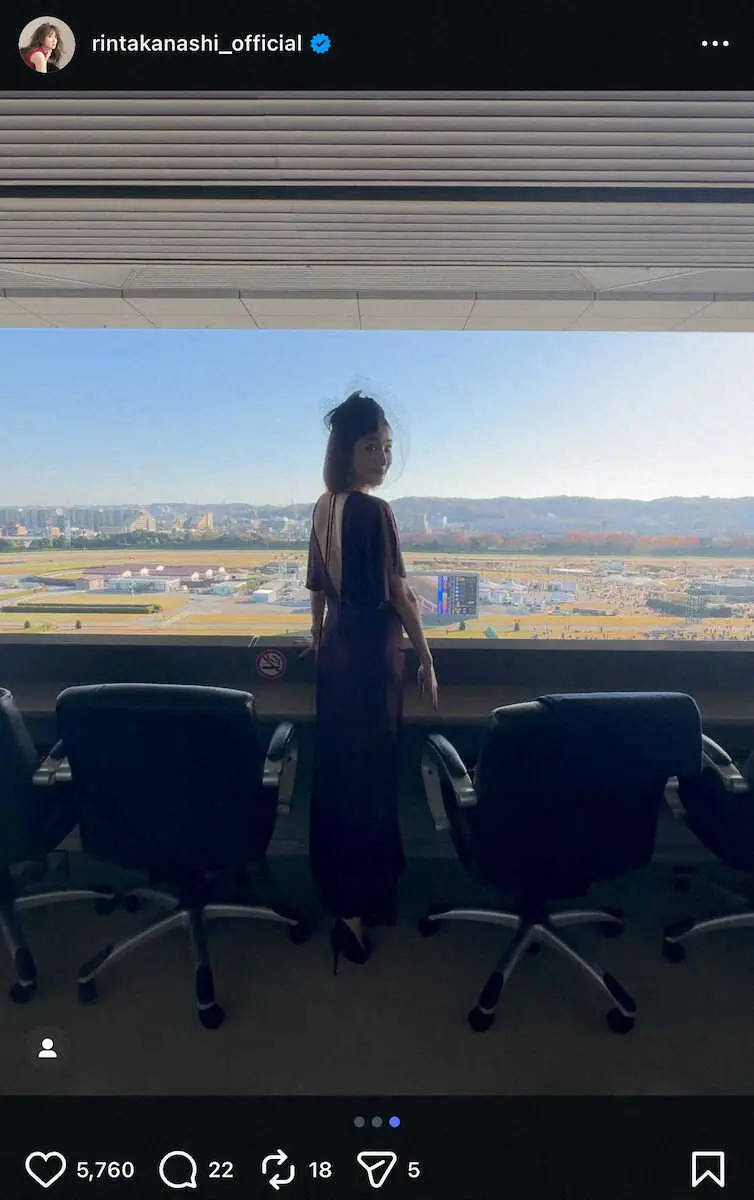 【画像・写真】高梨臨　背中“ざっくり”エレガントな紫ドレス姿でジャパンC生観戦！ネット絶賛「美しさにイチコロ」