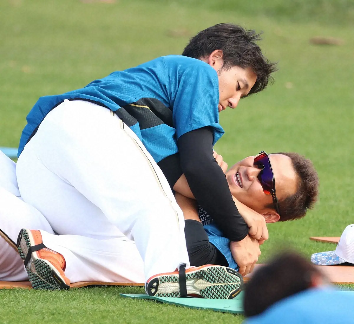 【画像・写真】日本ハム時代、練習中にじゃれ合う杉谷（上）と中田